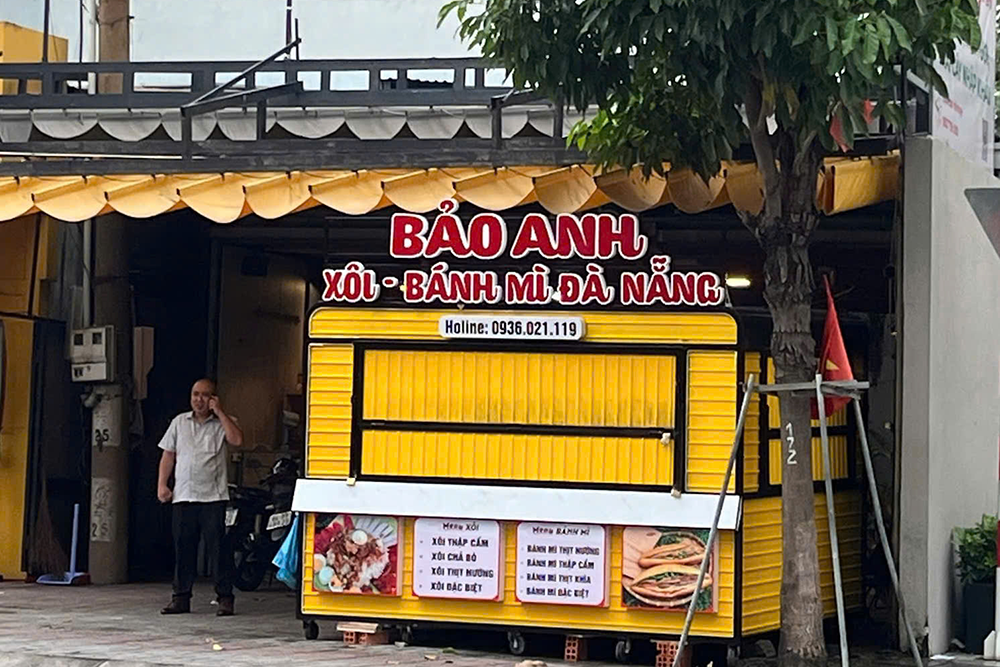 Hơn 20 người nhập viện sau khi ăn bánh mì tại TPHCM