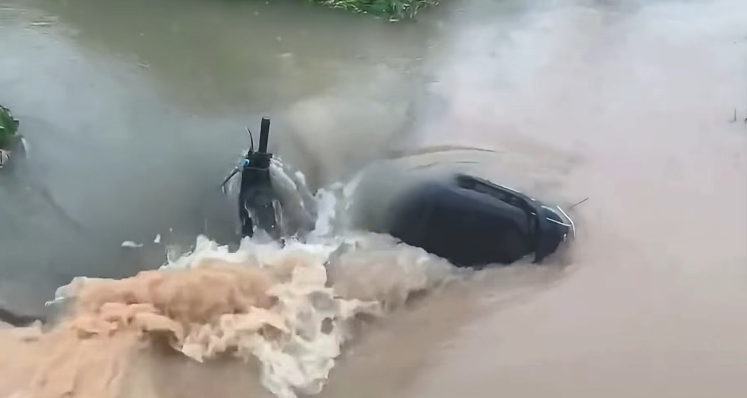 Nam sinh nghi mất tích khi đi qua khu vực ngập sâu ở Hà Nội là tân sinh viên