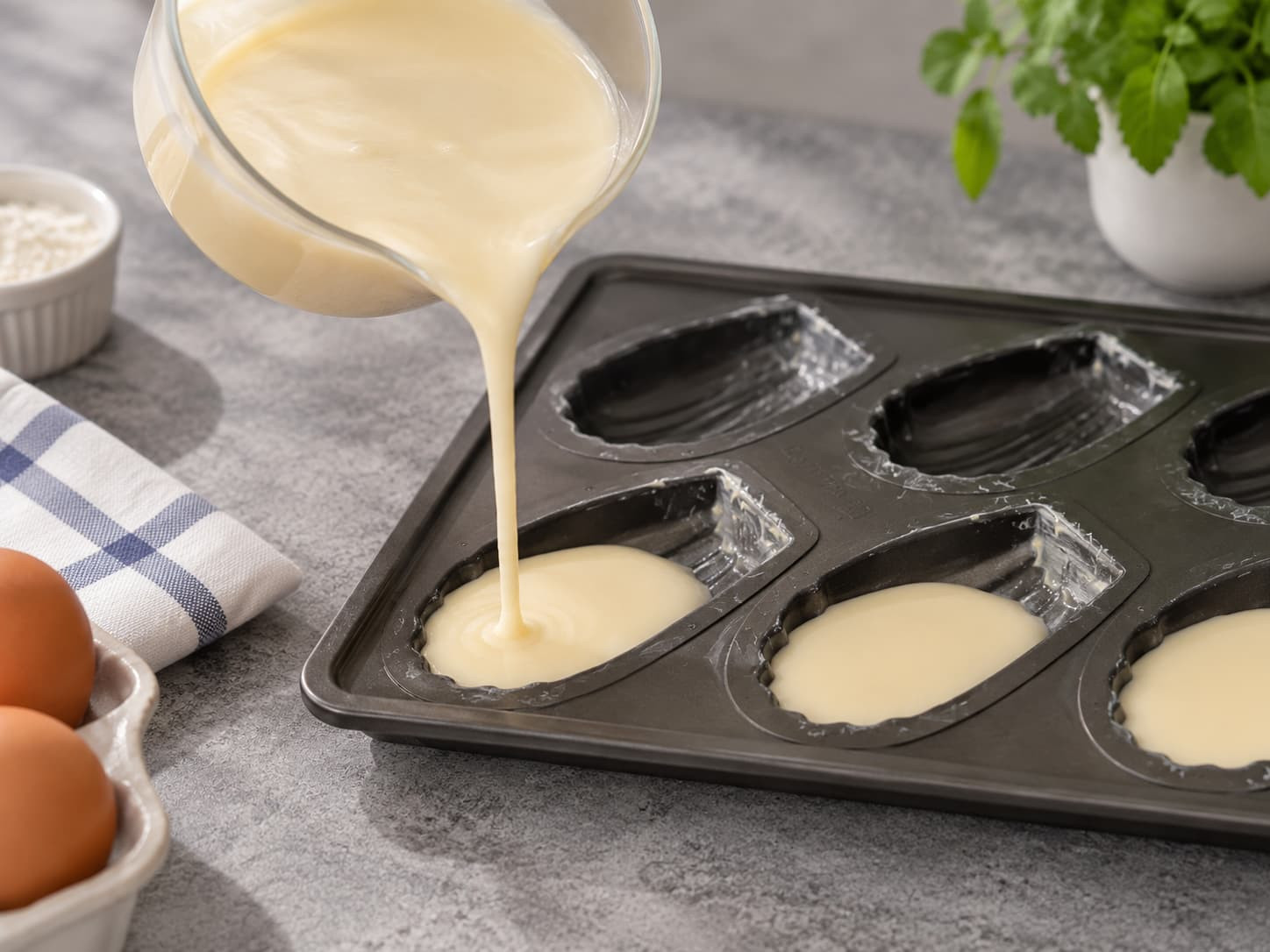 Rót bột vào khuôn chuẩn bị nướng bánh butter tteok.jpg