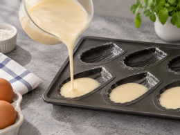 Rót bột vào khuôn chuẩn bị nướng bánh butter tteok.jpg