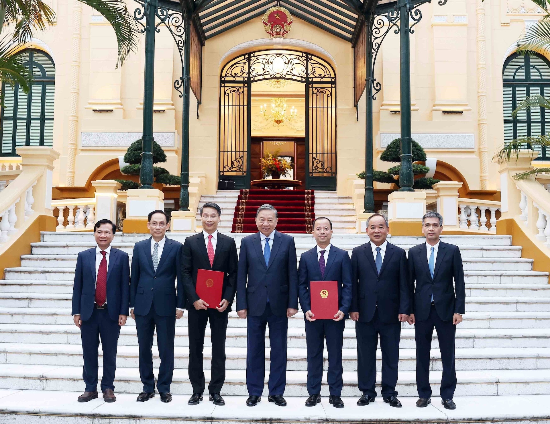 Tổng Bí thư, Chủ tịch nước Tô Lâm và đại biểu cùng 2 Đại sứ mới được bổ nhiệm. Ảnh: TTXVN