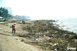 W-a5Rác thải trôi dạt phủ kín.jpg