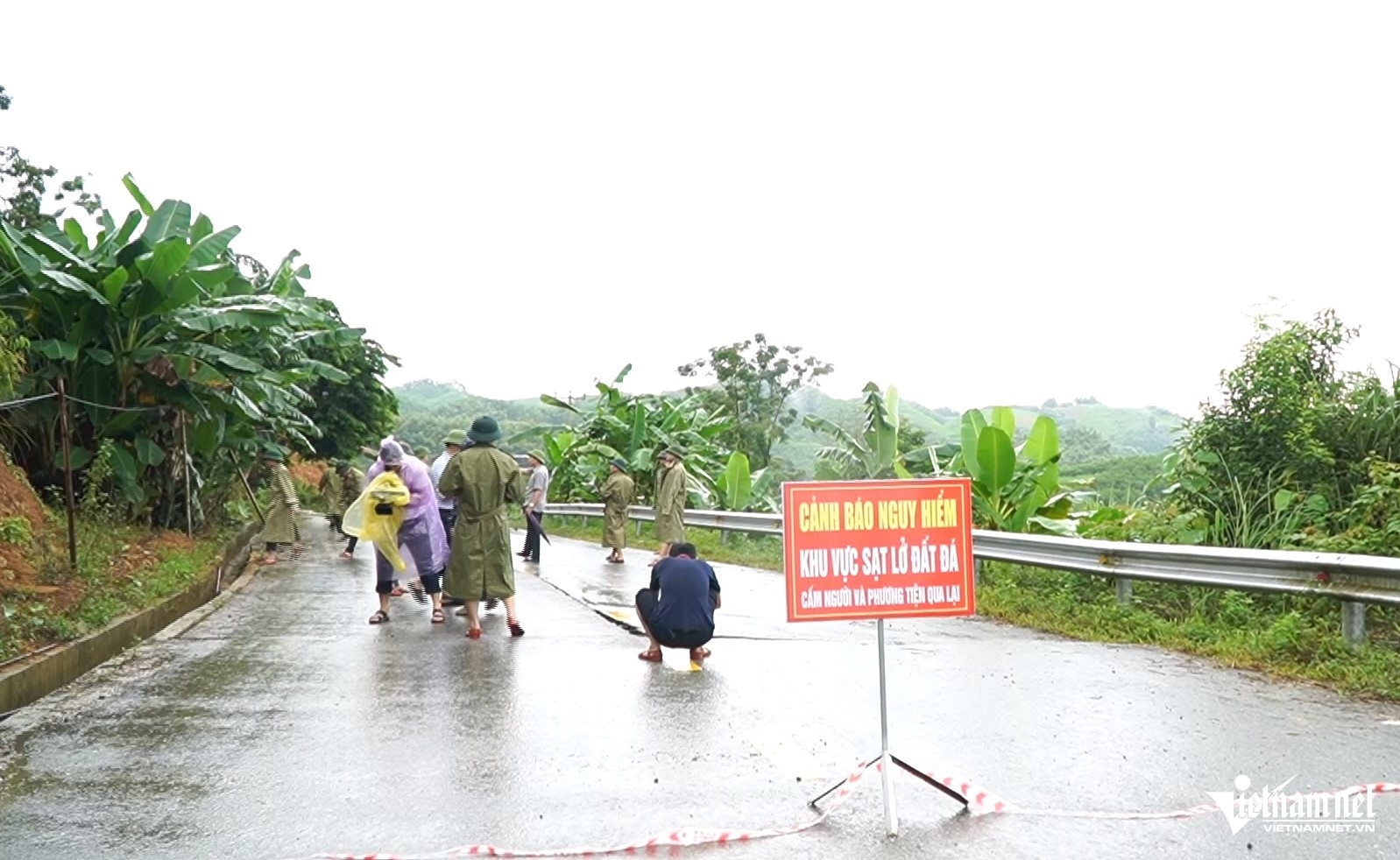W-b4Vết nứt dài 200m từ trên sườn đồi.jpg