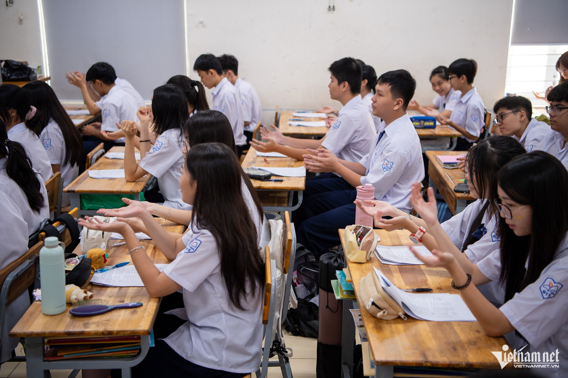 https://static-images.vnncdn.net/vps_images_publish/000001/000003/2026/9/18/w-thpt-bui-thi-xuan-hoc-don-ca-toi-tu-tuan-hung-81-2910.jpg