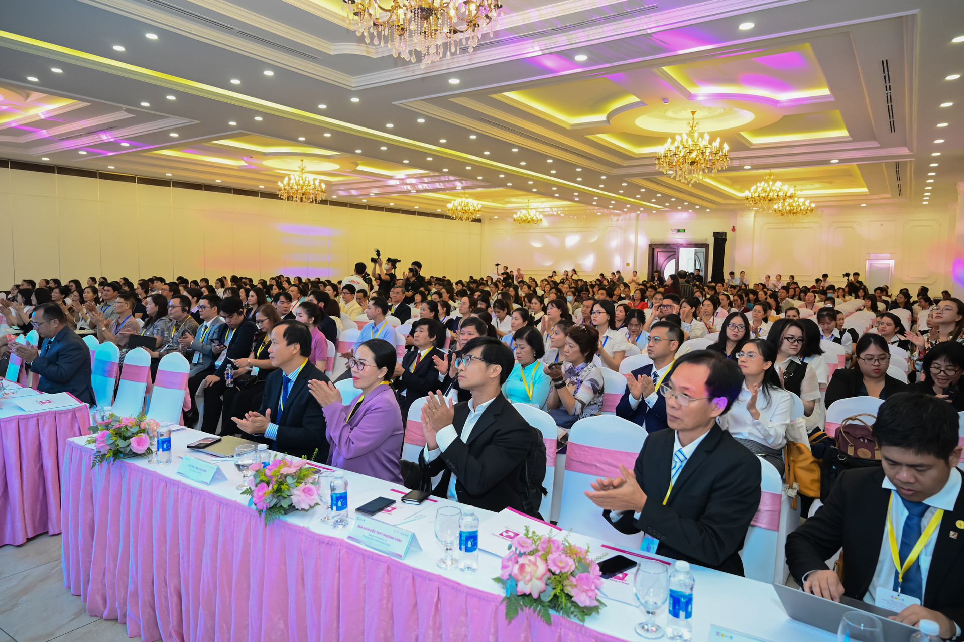 4 Hơn 800 đại biểu cùng đến tham dự Hội nghị khoa học thường niên TĐYT Phương Châu 2026.jpg