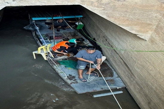 Bản tin trưa 19/9: Hai người mắc kẹt trong cống ở Hà Nội