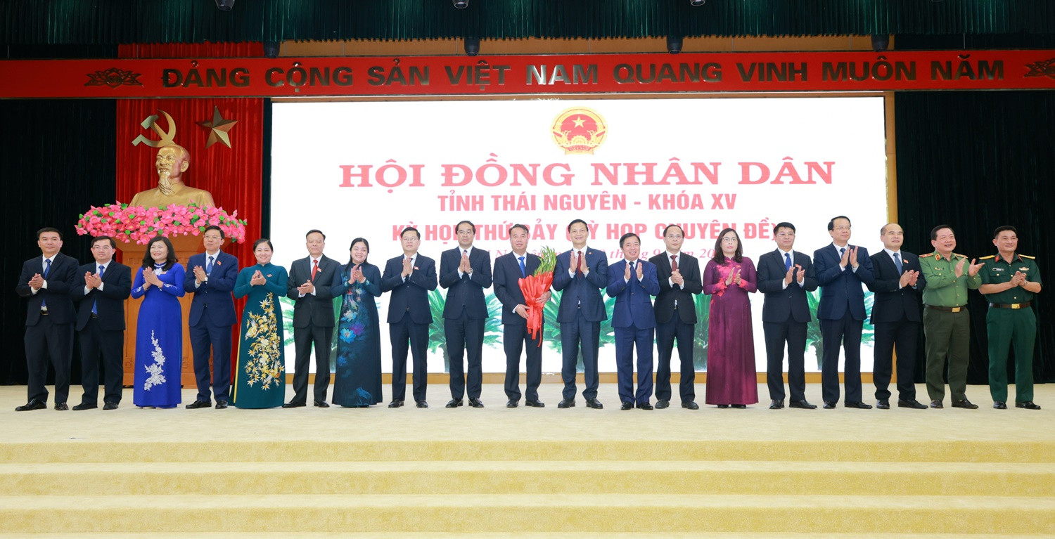 Các đồng chí lãnh đạo tỉnh Thái Nguyên tặng hoa chúc mừng đồng chí Nguyễn Thế Mạnh, Phó Bí thư Tỉnh ủy, Chủ tịch UBND tỉnh.jpg