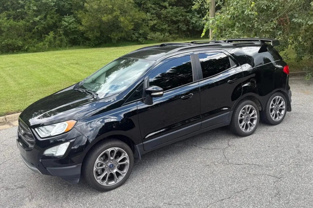 Chiếc Ford EcoSport 'dị hợm' với 6 bánh xe đang được bán đấu giá siêu rẻ