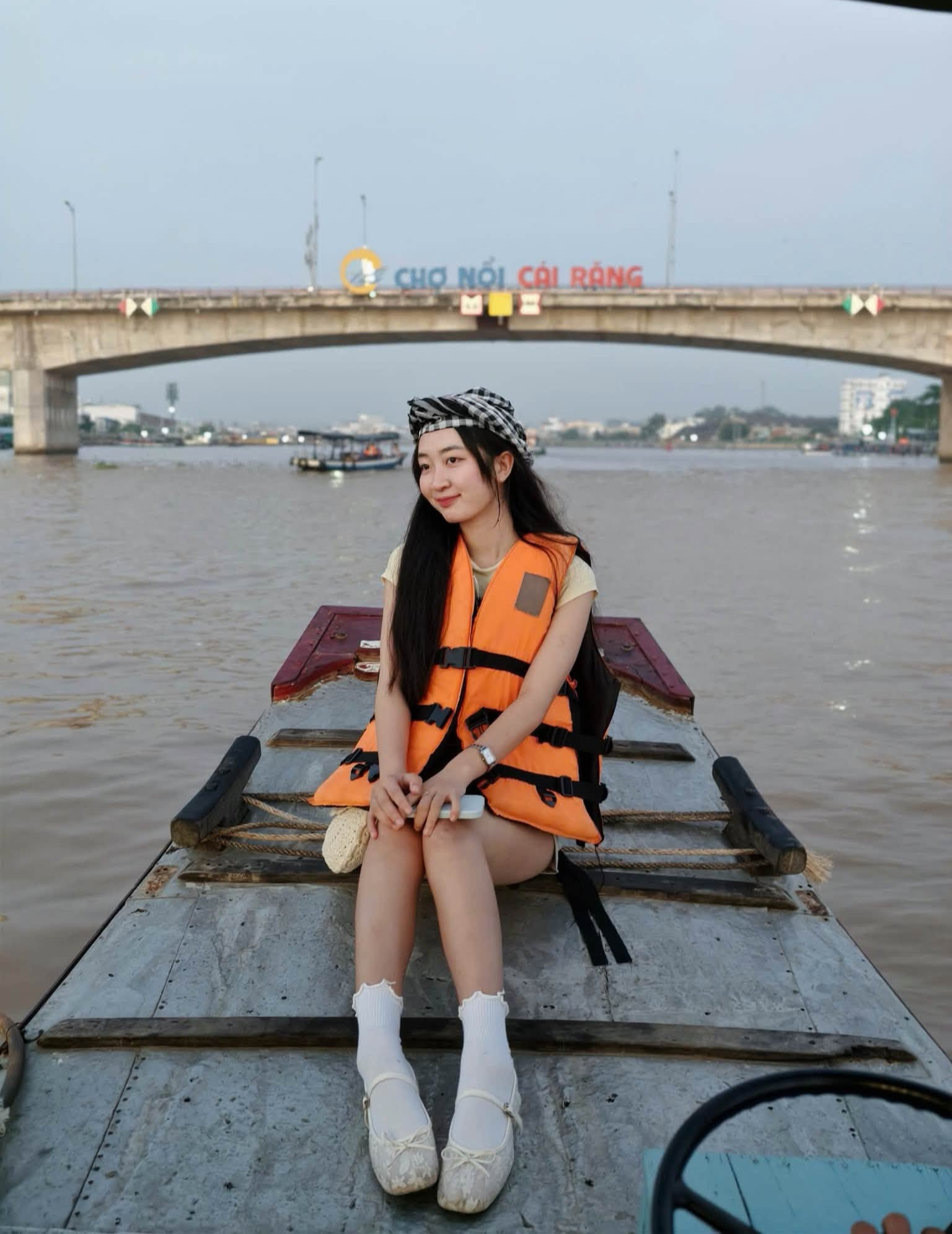 https://static-images.vnncdn.net/vps_images_publish/000001/000003/2026/9/19/co-gai-ha-noi-23-tuoi-nghi-viec-van-phong-danh-8-thang-song-tu-nui-toi-dao-1090.jpg