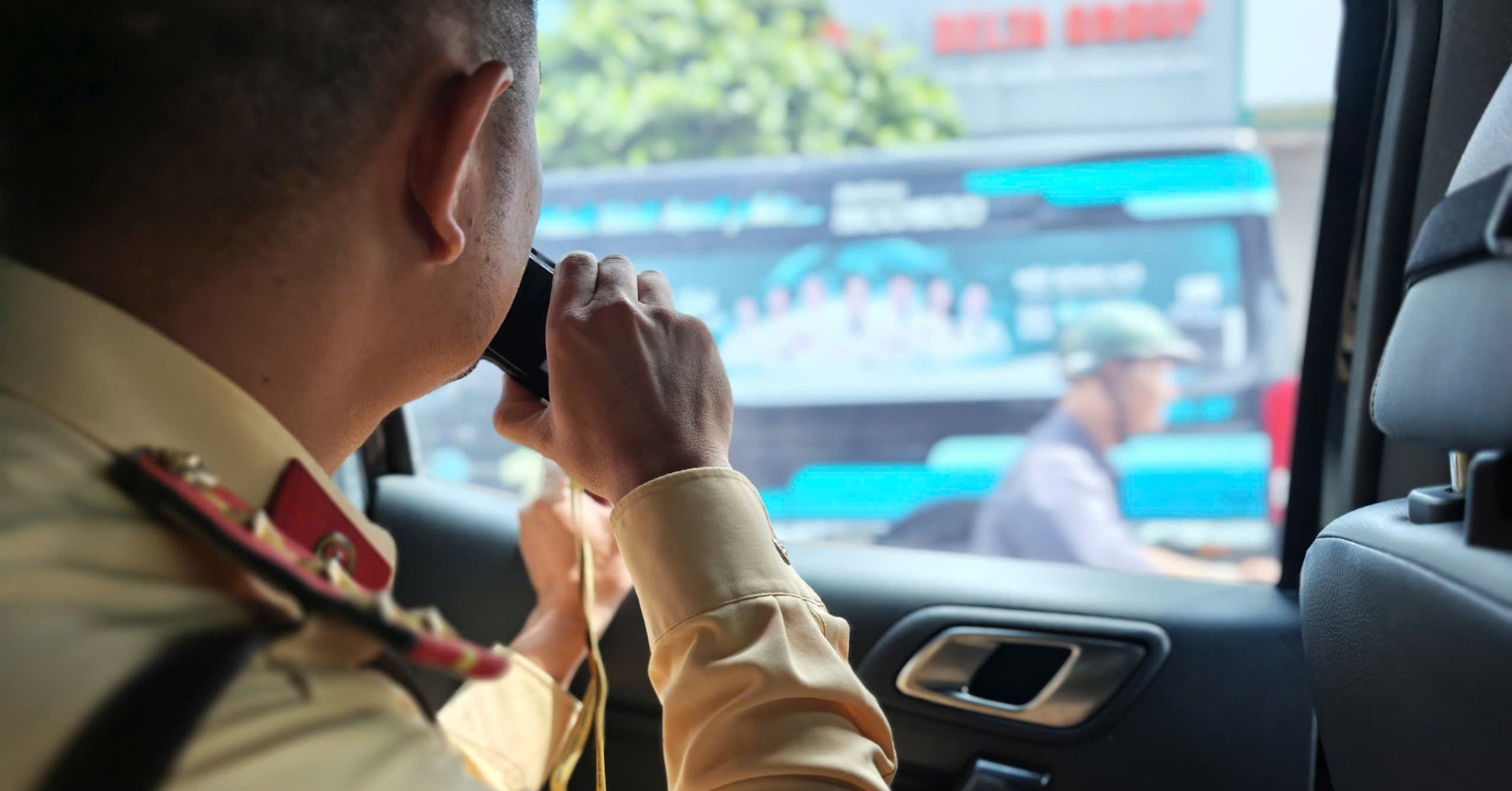 CSGT Hà Nội bí mật ghi hình, xử lý loạt xe limousine đón, trả khách sai quy định