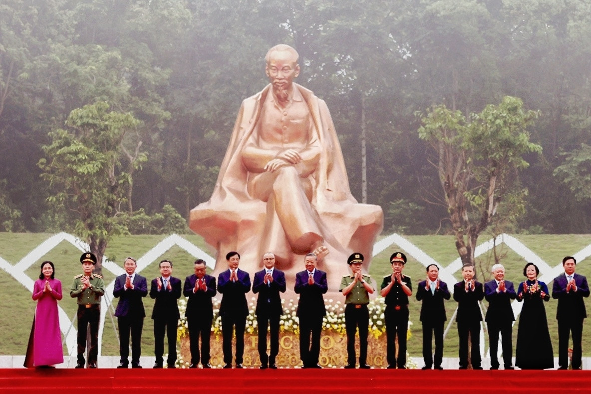 Khánh thành tượng đài 'Bác Hồ với ngày hội non sông'