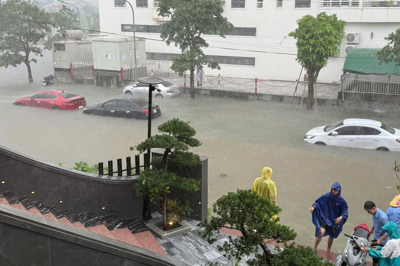 Mưa xối xả, loạt ô tô chết máy trên những tuyến đường ngập sâu