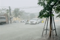 Mưa xối xả, loạt ô tô chết máy trên những tuyến đường ngập sâu