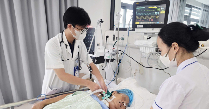 Người phụ nữ nguy kịch, thở máy sau khi dẫm phải gai hoa giấy