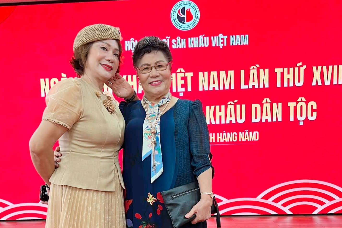 NSND Hương Dung và NSND Tâm Chính vui mừng ngày hội ngộ