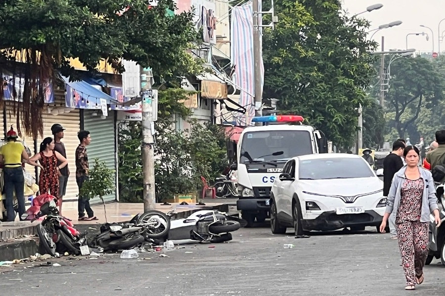 Ô tô bất ngờ tông 5 xe máy trước quán nhậu, người dân giận dữ chặn đầu phương tiện