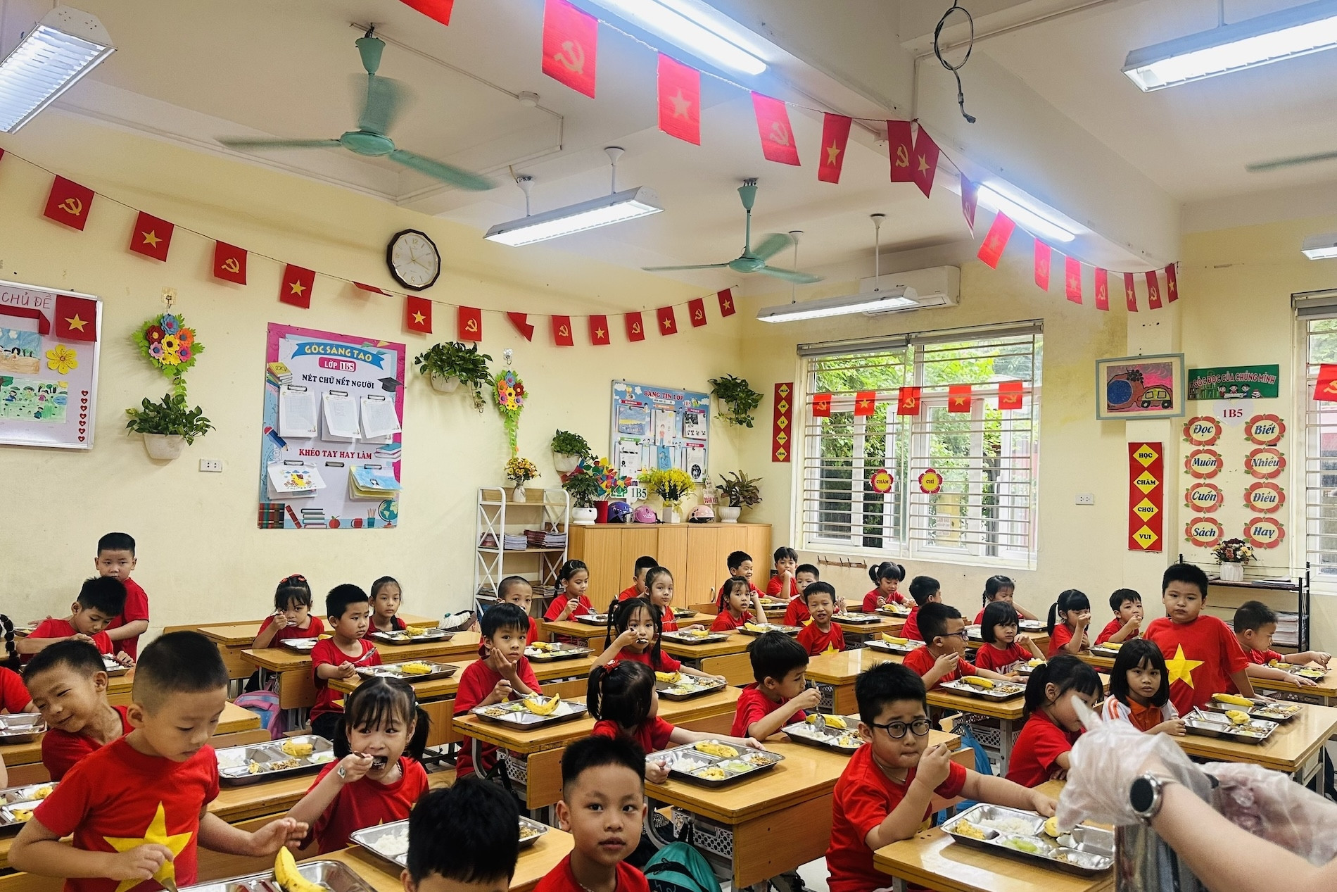 Phụ huynh ‘tố’ con đau bụng phải nhập viện, phường khẳng định không do ăn bán trú