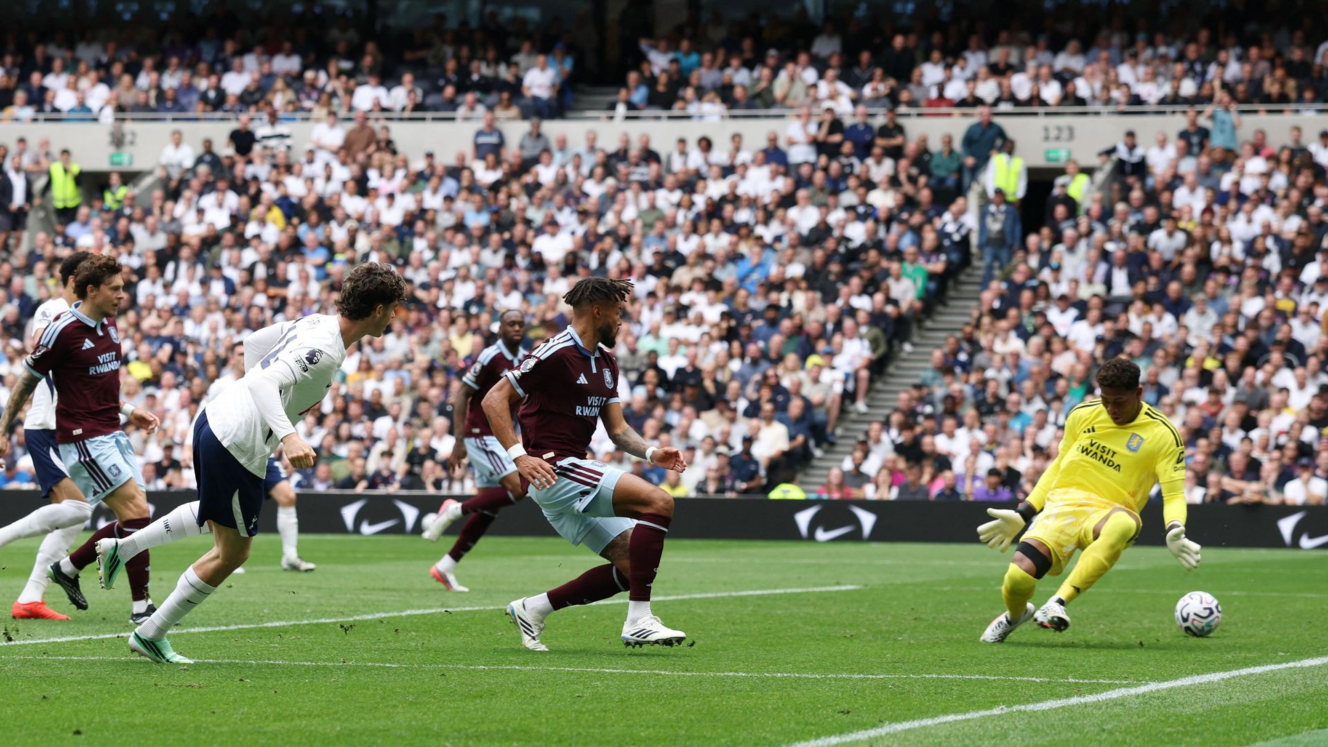 resources_premierleague_pulselive_com 2026 09 19T114407Z_1076670818_UP1EM9J0WLIAG_RTRMADP_3_SOCCER ENGLAND TOT AVL.jpg