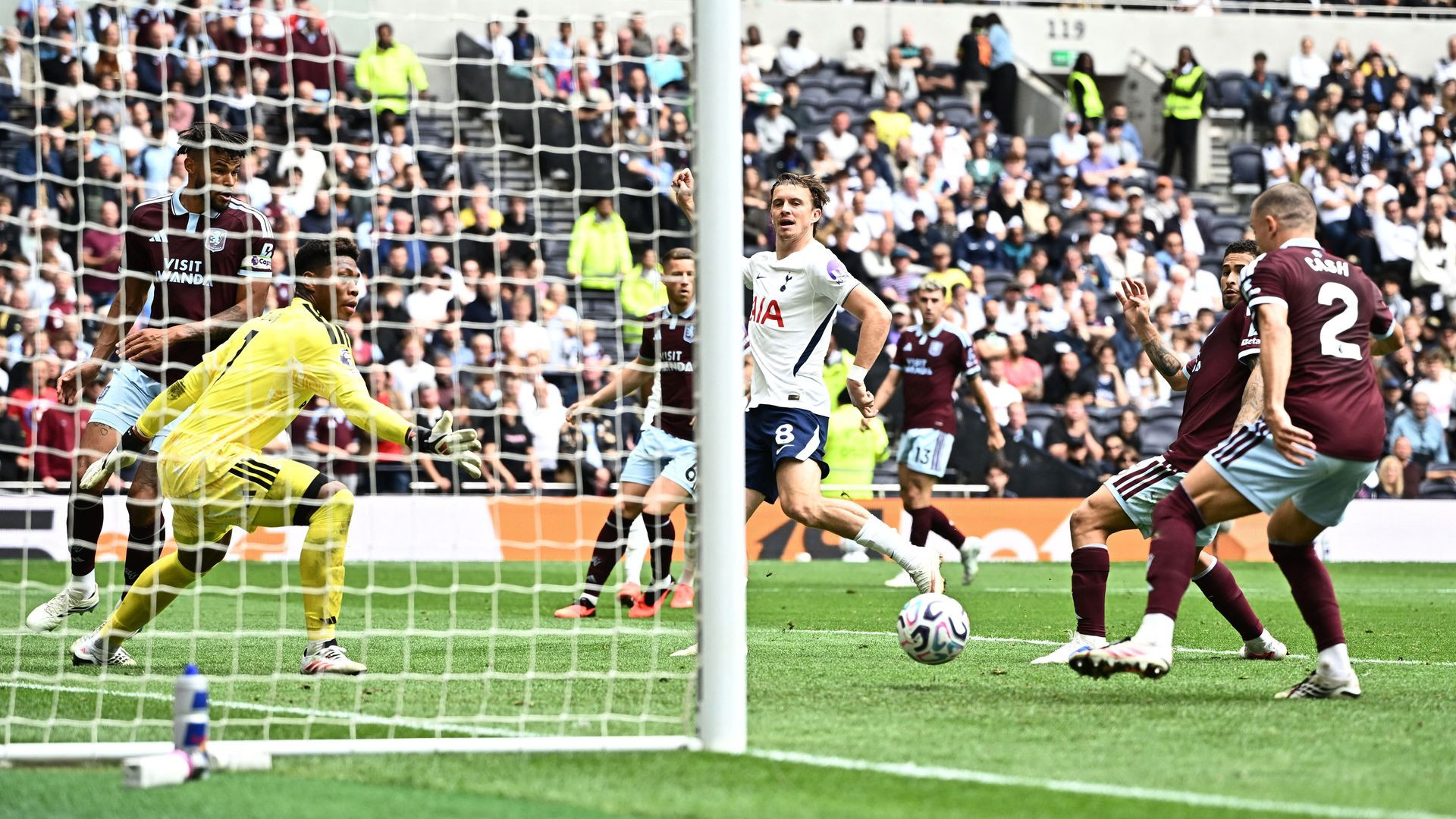 resources_premierleague_pulselive_com 2026 09 19T132229Z_701367737_UP1EM9J115FG9_RTRMADP_3_SOCCER ENGLAND TOT AVL (1).jpg