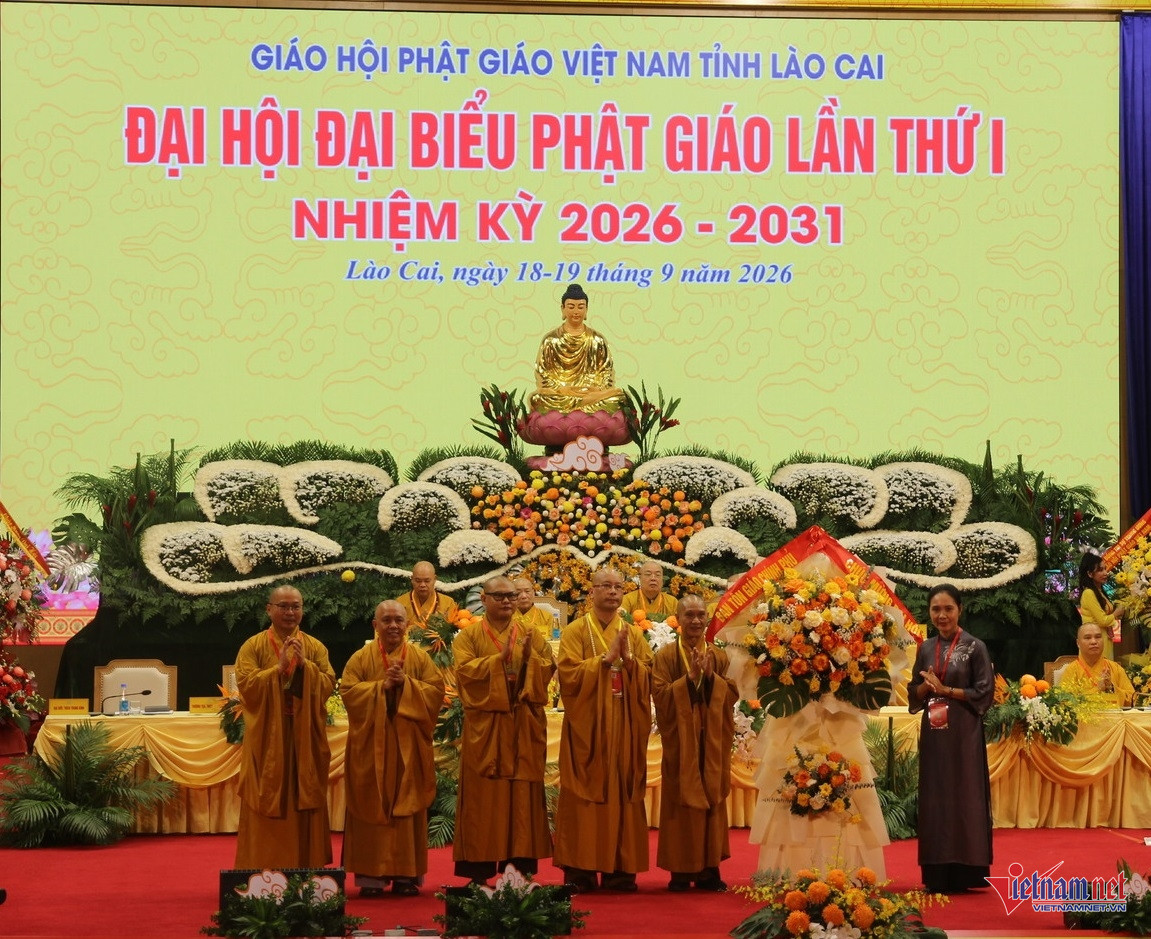 W-Bô trưởng Bộ Dân tộc và Tôn giáo Nguyễn Đình Khang gửi lẵng hoa chúc mừng Đại hội.jpg