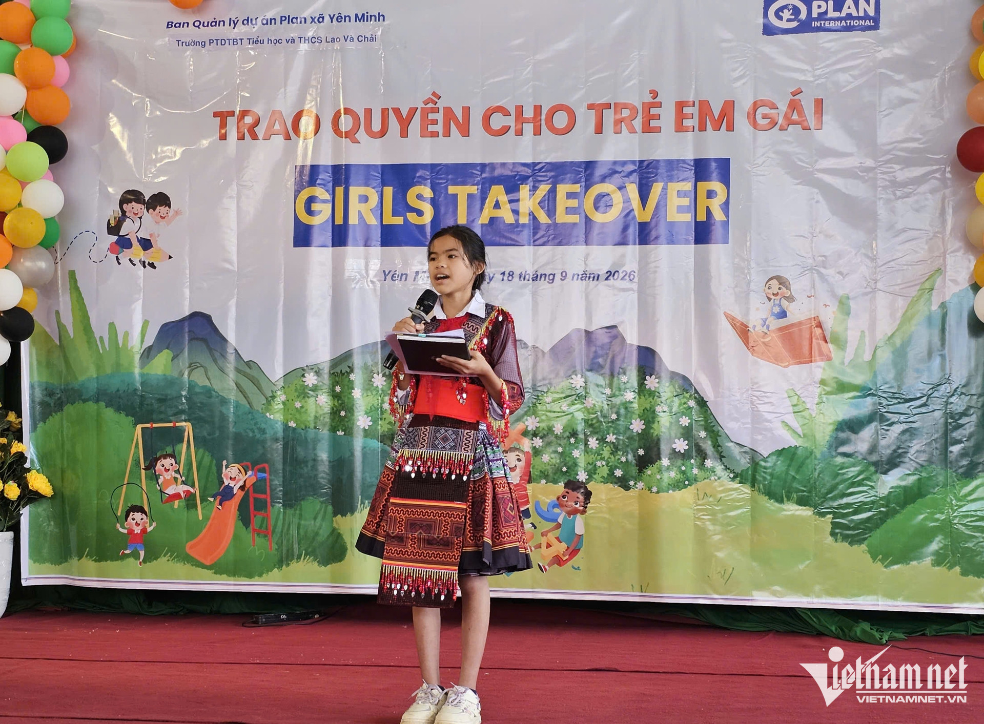W-truyen thong trao quyen cho tre em gai 2.jpg