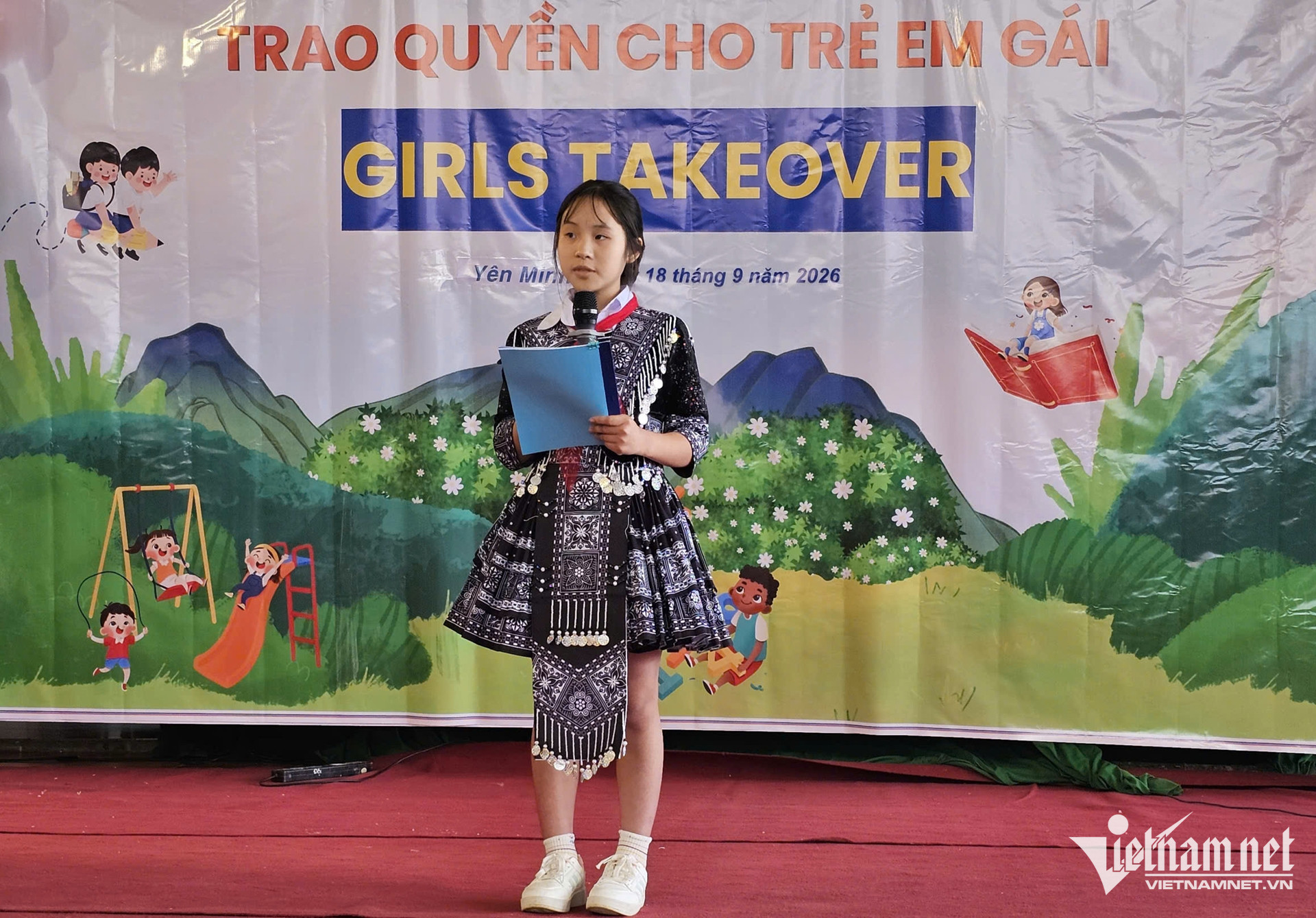 W-truyen thong trao quyen cho tre em gai 4.jpg