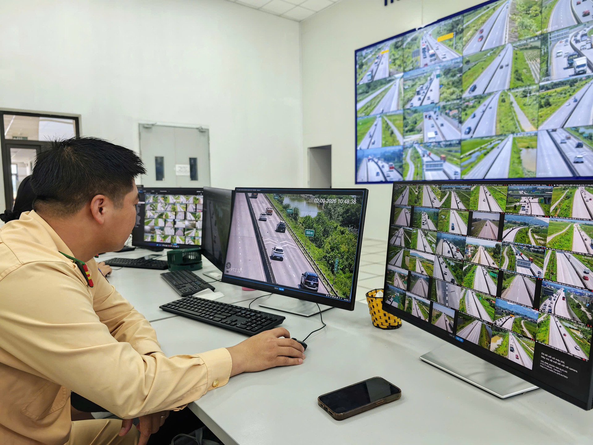Trong 5 ngày nghỉ lễ, 11 tài xế ô tô bị phạt vì không giữ khoảng cách an toàn