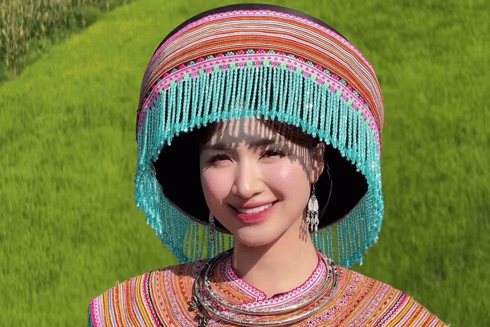 Cận cảnh hình ảnh ca sĩ Trọng Tấn trong nhà vườn triệu đô, Hòa Minzy hóa gái bản
