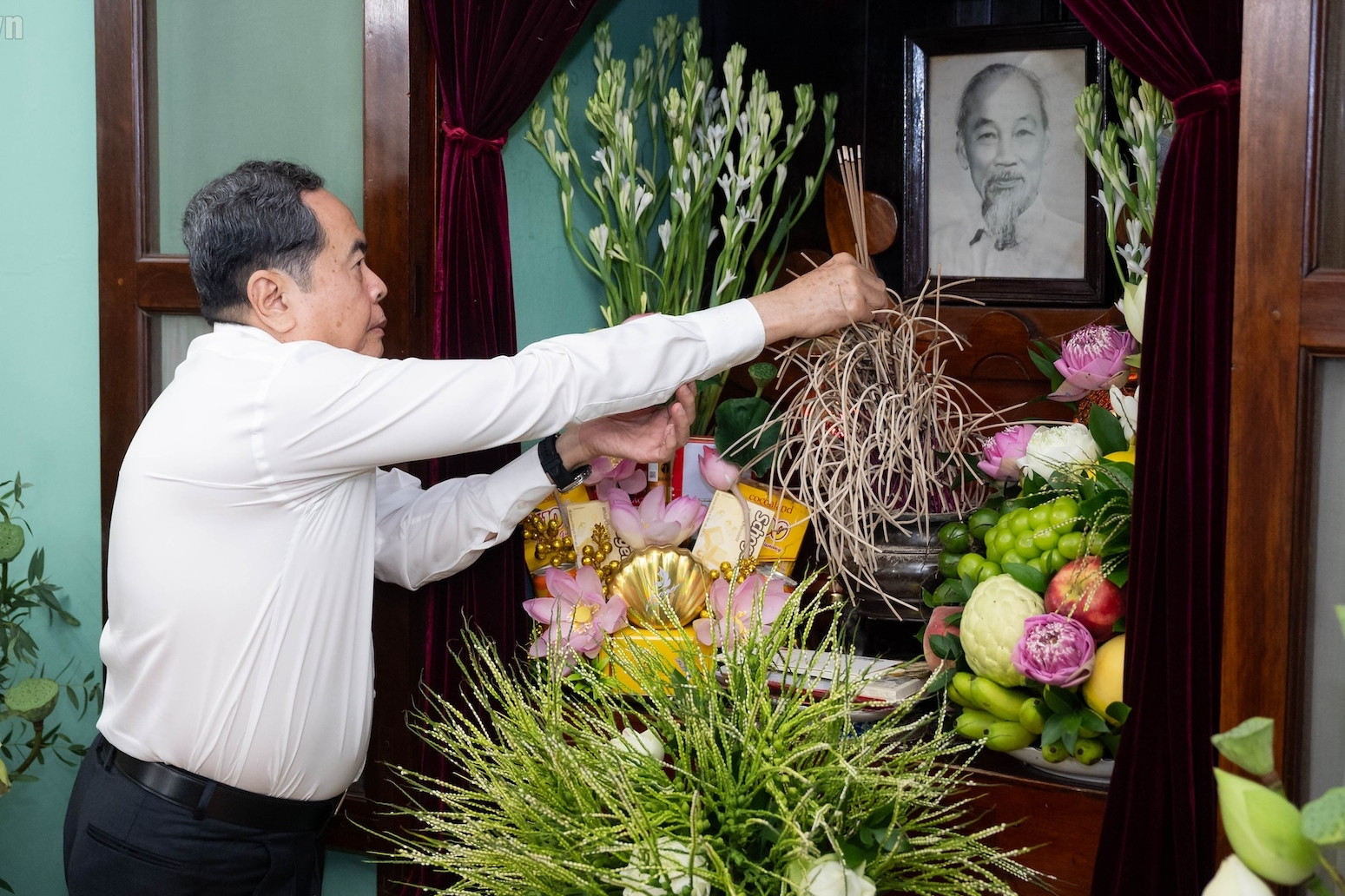 Chủ tịch Quốc hội dâng hương tưởng nhớ Chủ tịch Hồ Chí Minh tại Nhà 67