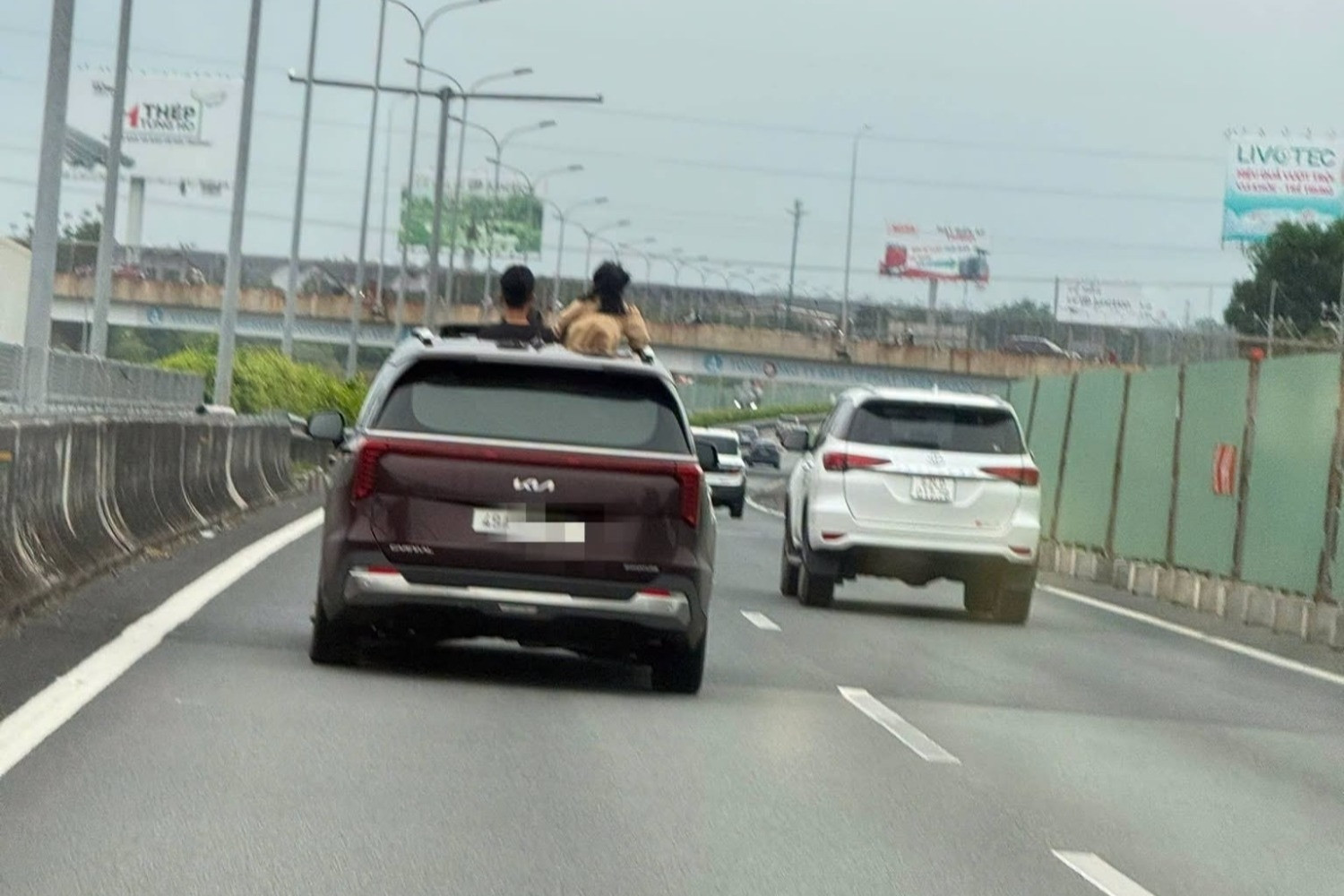 Để trẻ 'hóng gió' ở cao tốc, nữ tài xế bị phạt từ hình ảnh phản ánh trên mạng