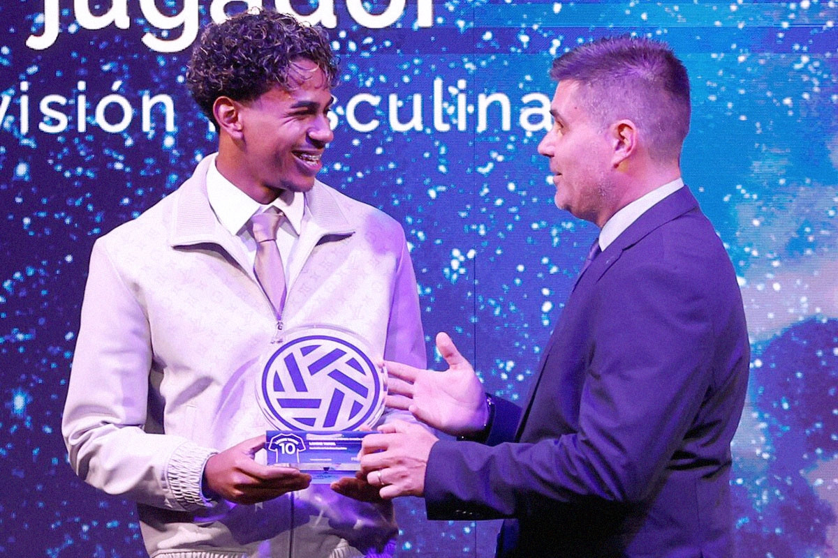 Lamine Yamal nói về Julian Alvarez: 'Barca đâu có thiếu bàn thắng...'