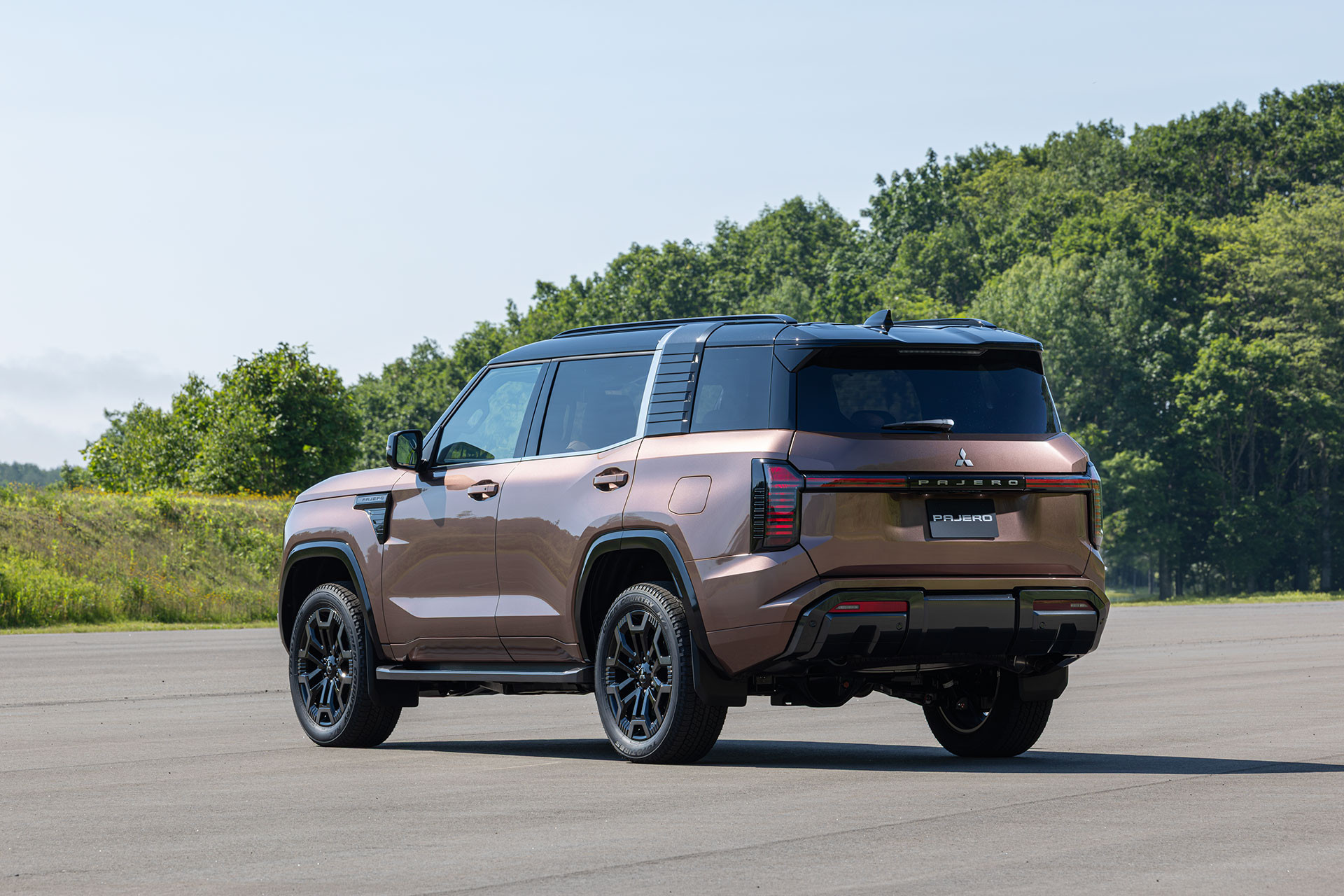 https://static-images.vnncdn.net/vps_images_publish/000001/000003/2026/9/2/mitsubishi-pajero-2027-4-1516.jpg