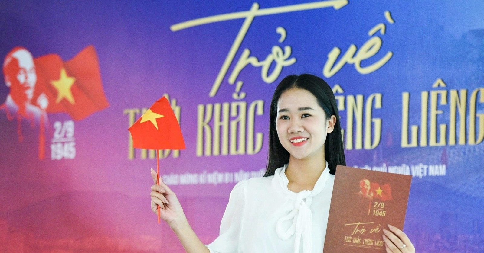 Người dân xếp hàng dài ‘xuyên không’ về thời khắc Bác Hồ đọc Tuyên ngôn Độc lập