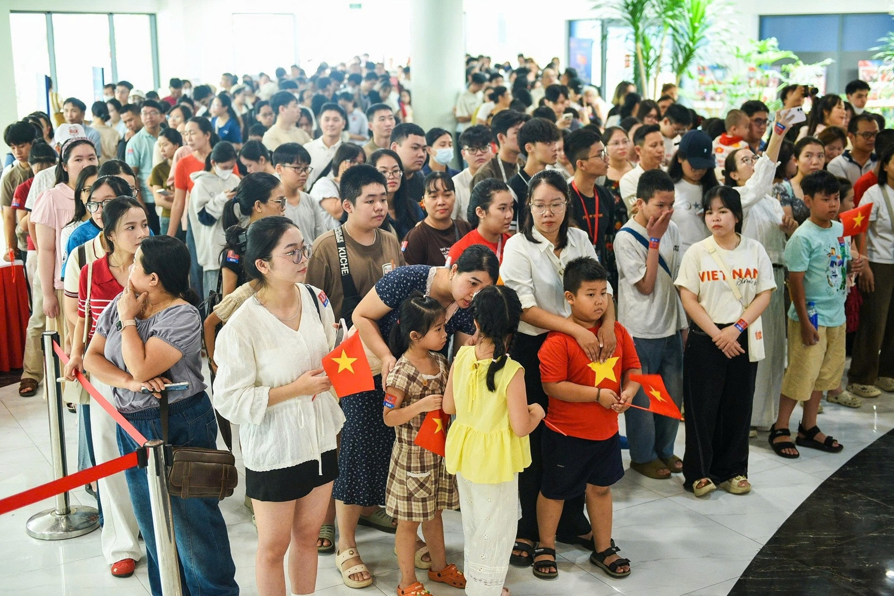Người dân xếp hàng dài ‘xuyên không’ về thời khắc Bác Hồ đọc Tuyên ngôn Độc lập