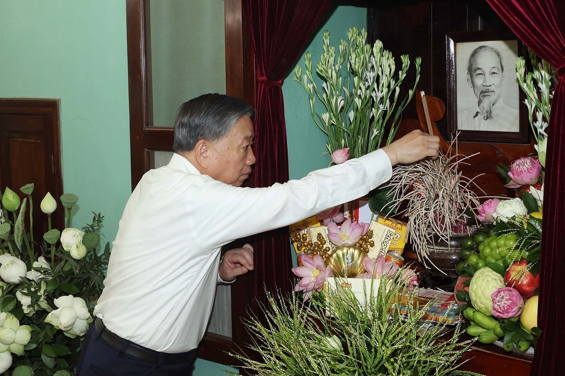 Tổng Bí thư, Chủ tịch nước Tô Lâm cùng đồng bào vào Lăng viếng Bác