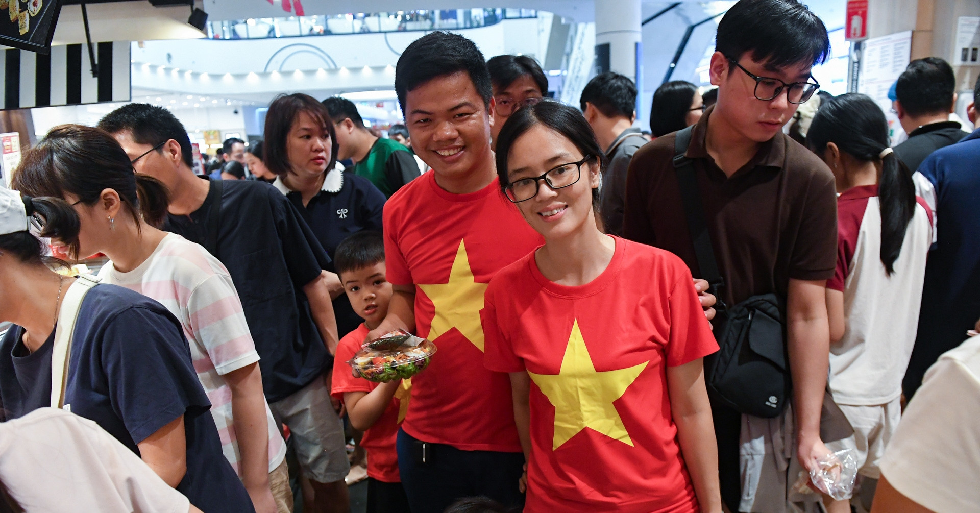 Trung tâm thương mại kín đặc người, tìm bàn ăn cũng khó ngày cuối nghỉ lễ