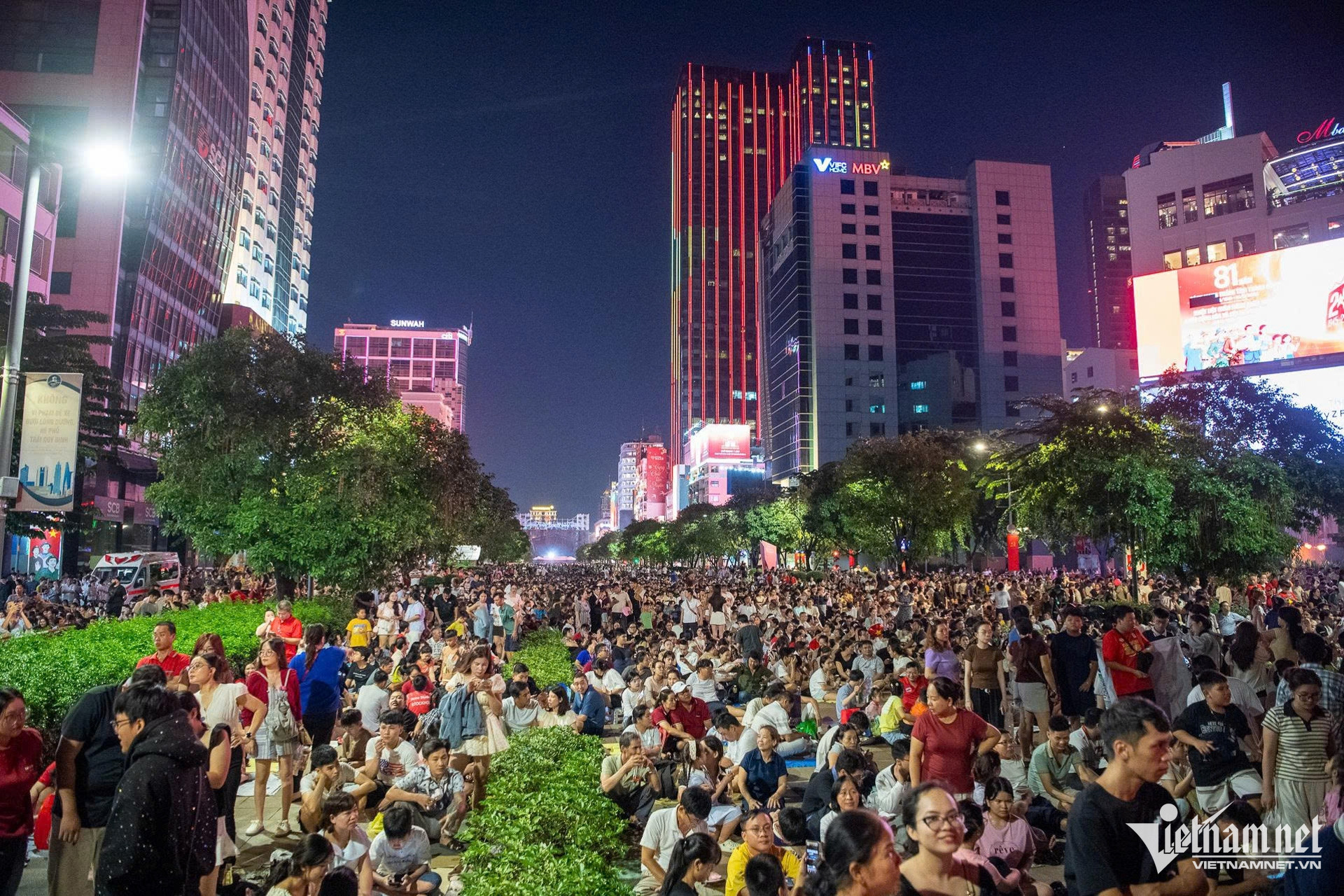 W-pháo hoa TPHCM Nguyễn Huế 15.jpg
