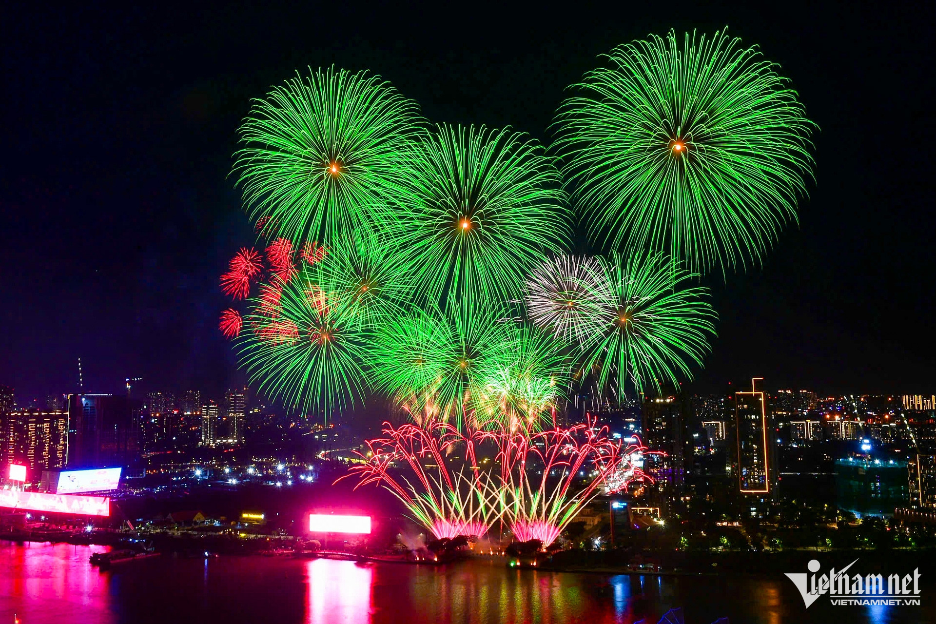 https://static-images.vnncdn.net/vps_images_publish/000001/000003/2026/9/2/w-phao-hoa-tphcm-nguyen-hue-18-2161.jpg