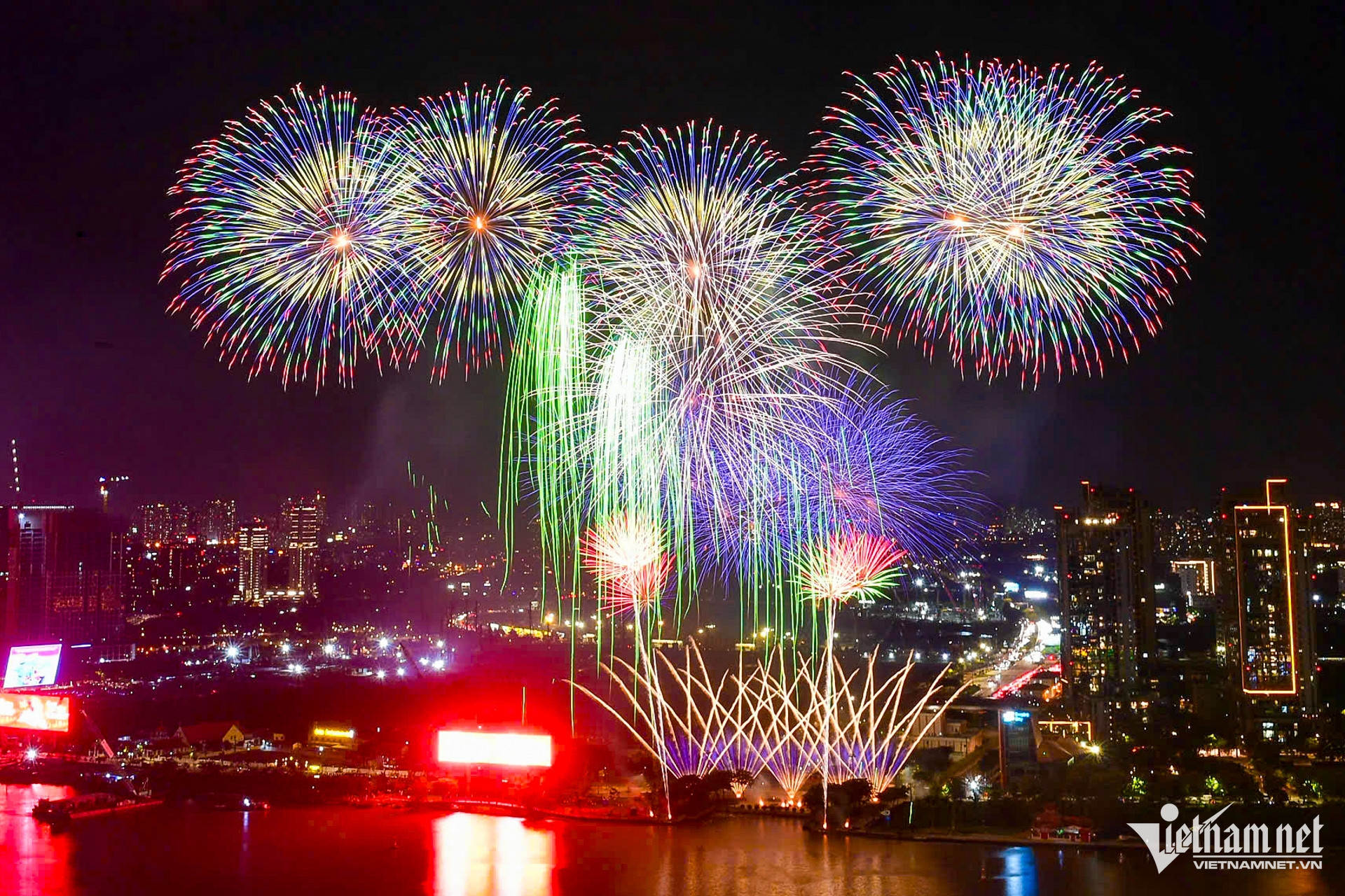 https://static-images.vnncdn.net/vps_images_publish/000001/000003/2026/9/2/w-phao-hoa-tphcm-nguyen-hue-19-2158.jpg