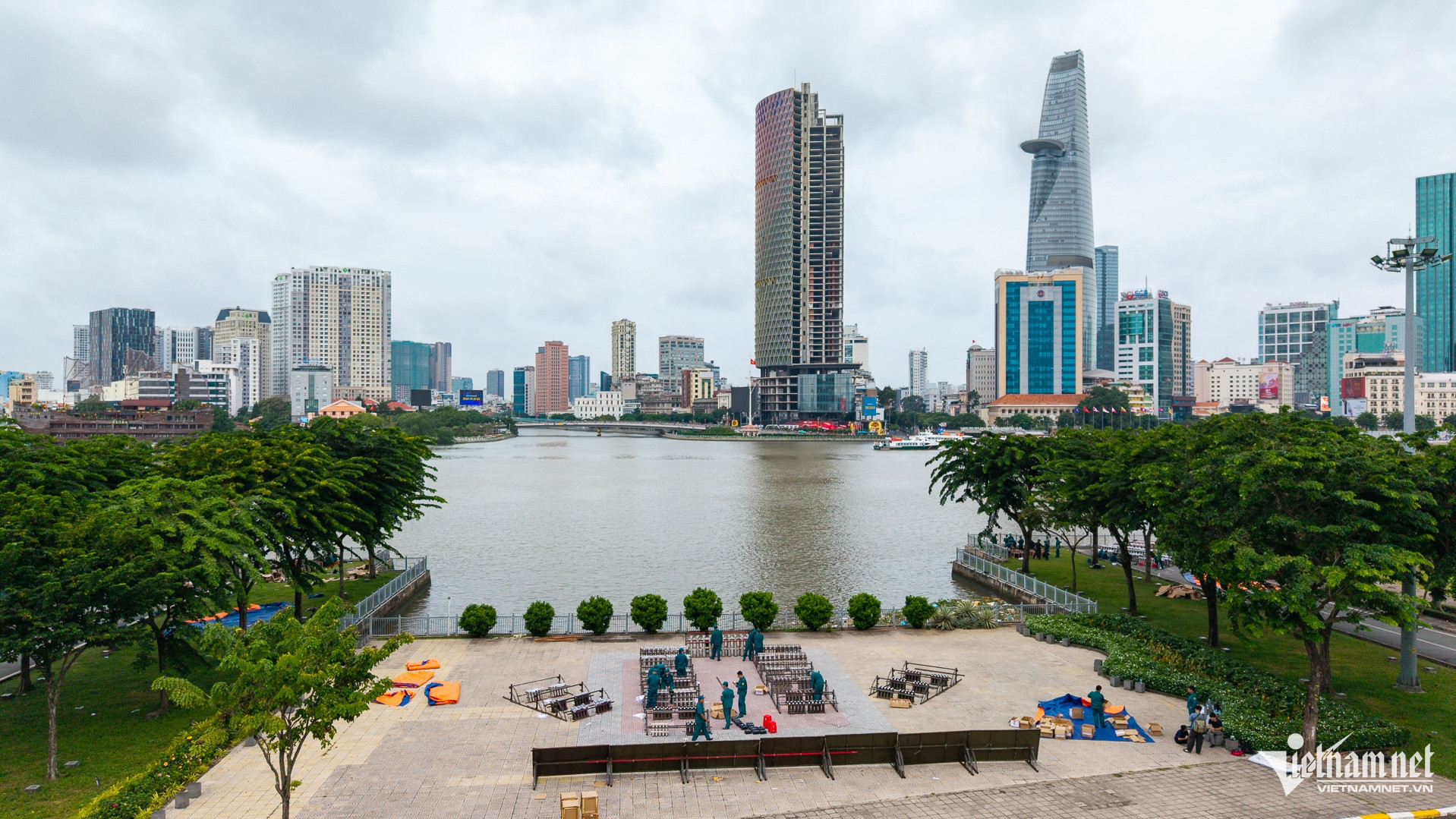 W-Trận địa pháo hoa 2 9 TPHCM  Tuấn Hùng 35.jpg