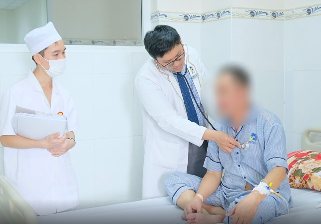 benh nhan được bác sĩ kham.png