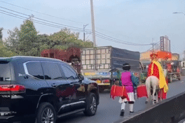 Clip nhóm người hóa trang ‘thầy trò Đường Tăng’ cưỡi ngựa, đi bộ trên làn ô tô