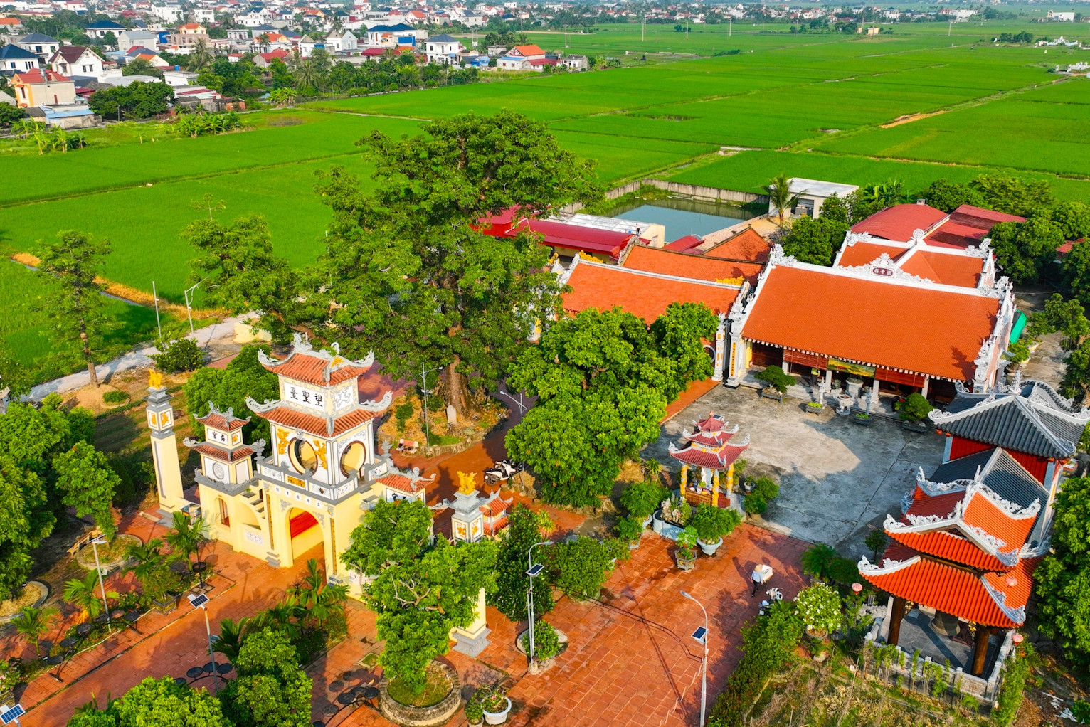 Linh thiêng ngôi đền không cổng, có báu vật kiệu vàng giấu dưới lớp sơn 400 năm