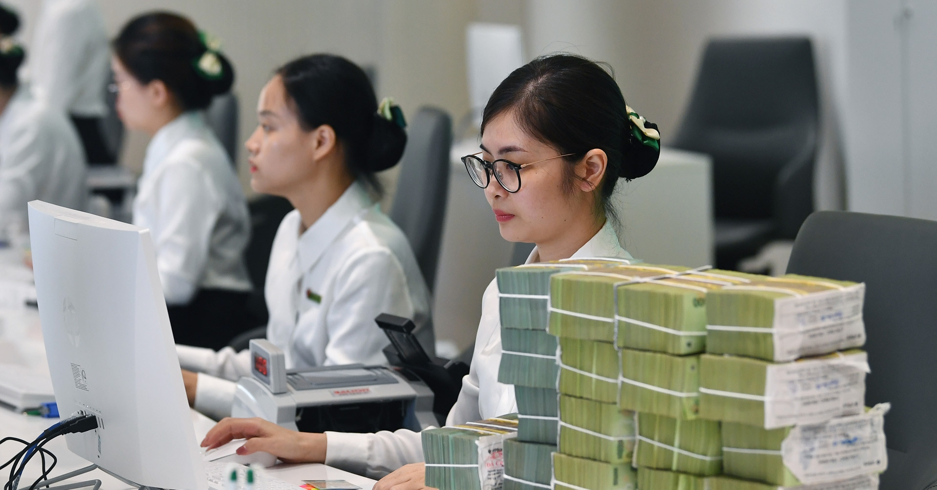 Ngân hàng lớn vung tay trả lãi cao, hút dòng tiền cấm rút ngang