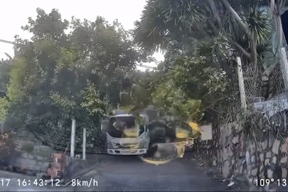 Pha lùi xe ‘siêu đỉnh’ giúp tài xế ô tô thoát nạn trước xe tải mất phanh