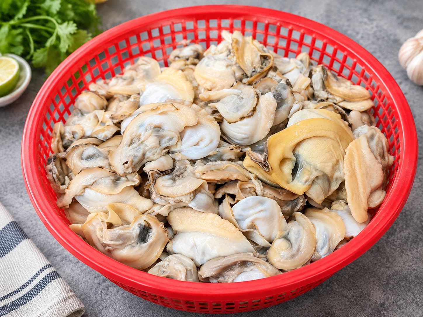 Tách thịt trai, bỏ phần ruột đen và mép cứng.jpg