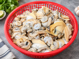 Tách thịt trai, bỏ phần ruột đen và mép cứng.jpg