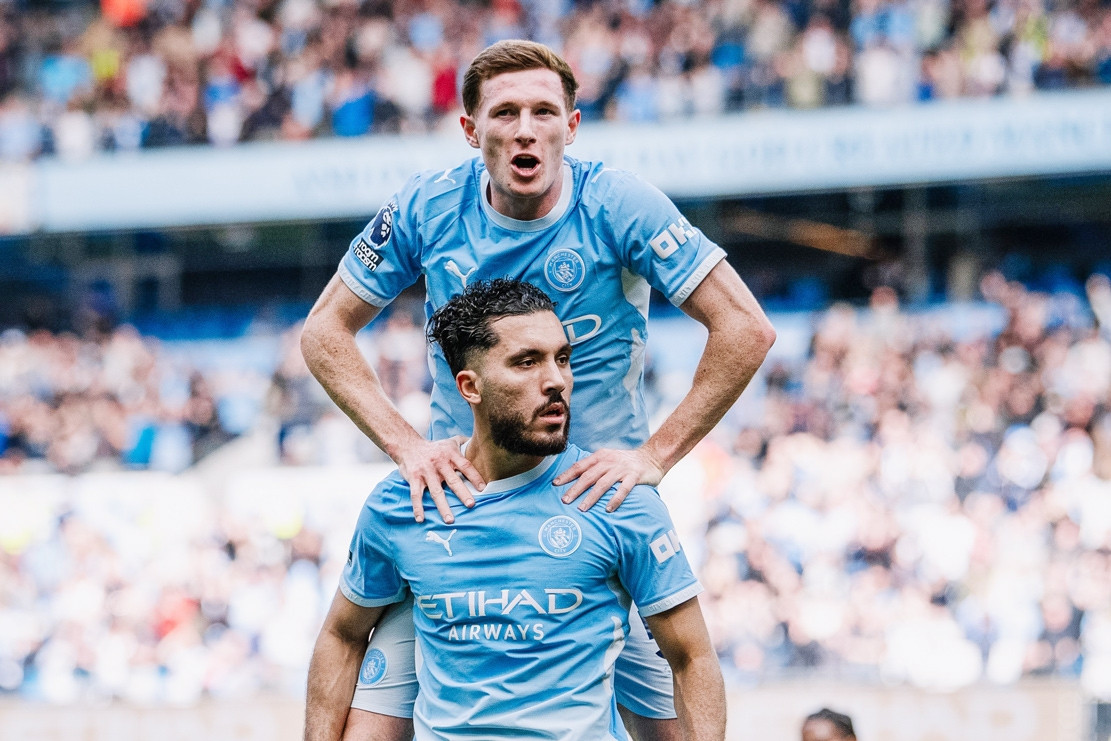 Man City thắng tưng bừng Sunderland, chiếm ngôi đầu bảng