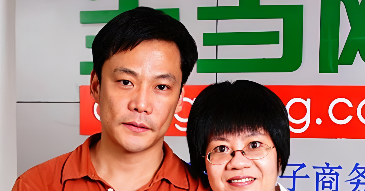 Tỷ phú ‘sa cơ’ vì bất đồng với vợ, giờ livestream bán sách, bán rượu