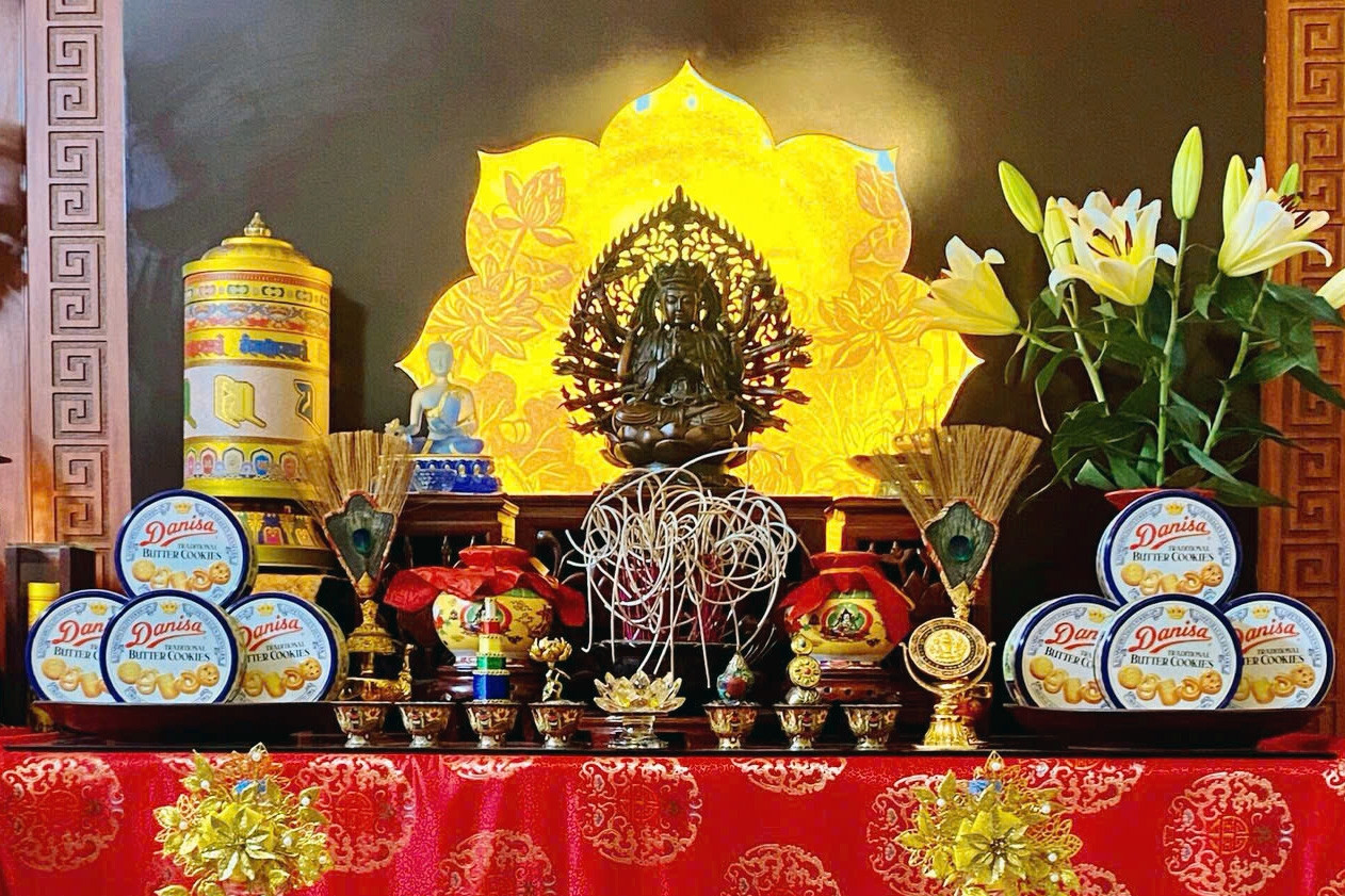 Vì sao bàn thờ Phật thường có hương, hoa, quả và ly nước?